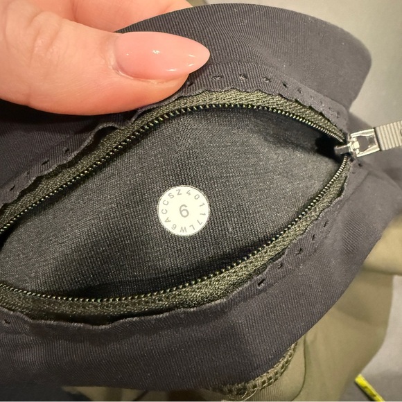 Lululemon Green and Black Smooth Stride Crop - Picture 11 of 16